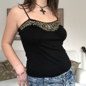 Linne - Ashett linne i yk2 stil, ett litet hål på baksidan, så skriv bara så skickar jag bild på d💕