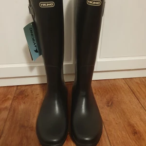 Viking höga svarta gummistövlar - Höga svarta Viking gummistövlar i strl 40. Oanvända. Hämtas helst i Göteborg.