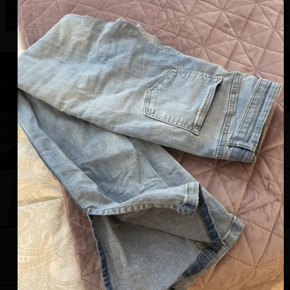 Ljusa Bootcut jeans som är lite öppen längst nere vid benen. Nyskick, från madlady. 200kr💕strl 38. Jeans & Byxor.