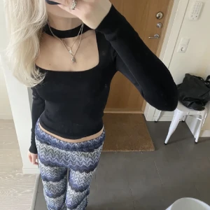 Zara topp - LÅNAD BILD!! Superfin tröja från zara som inte finns att köpa längre 🫶🏼 Den är lite ”sönder” i kanten men inget som syns jättemycket (andra bilden) 💘