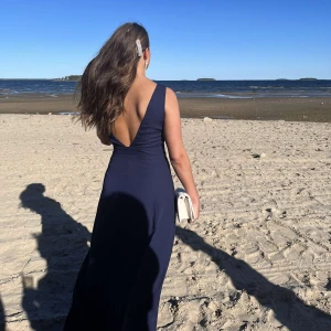 Balklänning  - Säljer min balklänning som bara använt en gång, jätte fin enkel klänning 