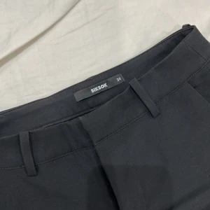 Lågmidjade kostymbyxor  - Säljer dessa lågmidjade kostymbyxor i storlek 34. Bra i längden på mig som är 171🤩 Slutsålda på hemsidan!! Använd ett fåtal gånger☺️ Köparen står för frakten✨📦 Om flera är intresserade blir det budgivning👍🏼