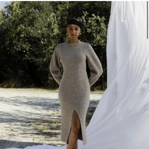 Stickad adoore klänning  - Stickad beige klänning från adoore. Använd en gång, nyskick. Stl 34 