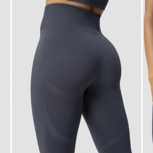 ICIW SVART SLUTSÅLDA TIGHTS - Skitsnygga tights från i can i will, det är alltså de på bilden; Divine Seamless Tights men i svart! Dessa säljs inte längre men är speciella för de har lite skuggning under rumpan och quadsen!  Använda men inget fel alls, lite slitage på märket fram.