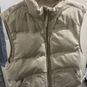 A days march väst - Hej jag säljer nu min väst som är köpt i somras, den är i jättebra skick och använd väldigt lite. Jag säljer den på grund av att jag tröttnat på den. 