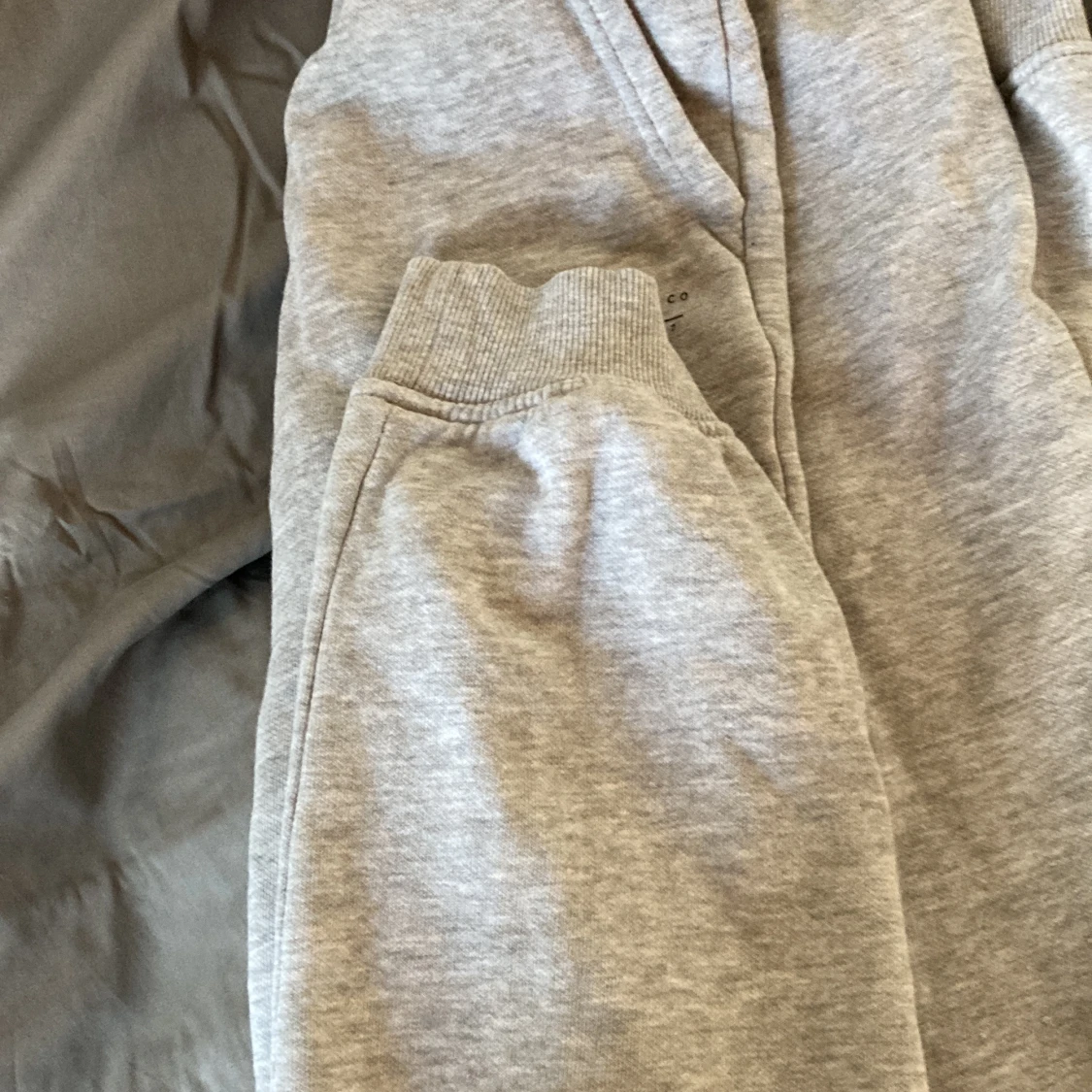 Gråa byxor  - 91