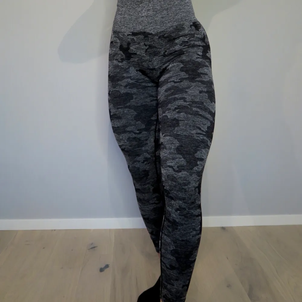 Militär-gråa tights i storlek M.   Endast använda en gång.   Hämtas i Lund eller skickas om köparen står för frakten 😄. Jeans & Byxor.