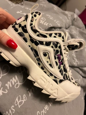 Fila skor  - Säljer ett par Fila skor, dem är i använt skick. Väldigt fina, men tyvärr används dem inte längre❤️ storlek är 38, som ni kan se på den lilla lappen inne i skon❤️