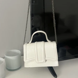 Zara väska - Vit liten väska ifrån Zara