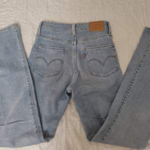 Fina bootcuts Levi's jeans med midjemått 25. Använda fåtal gånger och i bra skick. Säljer då det inte längre passar mig! Skriv privat vid frågor/intresse🙌 Vid snabb affär kan priset disskuteras. Köparen står för frakt💞