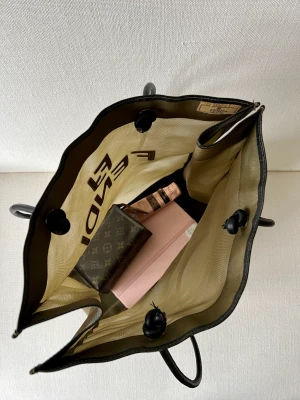 Fendi - Posting from Latvia! Authentic Fendi mesh tote bag.   The condition is good. No dirt, holes, although the leather trims as well as bottom corners shows little signs of wear. Instagram @Bagotheque