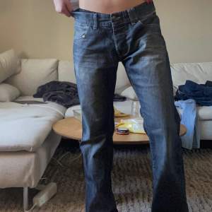Tommy hilfigher jeans Innerbenslängd: 82 Midjemått rakt över: 40 Passar på killar också!