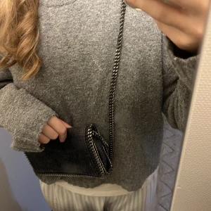 helt oanvänd stella mccartney väska!!❤️‍🔥❤️‍🔥❤️‍🔥 - helt oanvänd, super fin, cool denim!! unik!❤️‍🔥🤙🏼😍 stella mccartney falabella zigarette bag!!  nypris 7000kr mitt pris 3500kr men går definitivt att diskutera!!❤️‍🔥❤️‍🔥❤️‍🔥💘💘