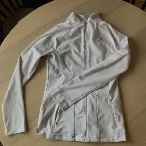 Gymshark tröja  - Vit Gymshark tröja med dragkedja, väldigt bra skick!   Storlek: M