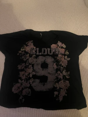 T-shirt  - Fett söt t-Shirt älskar den men känner inte att det är riktigt min smak längre, den är jättesöt som en oversize tröja! 