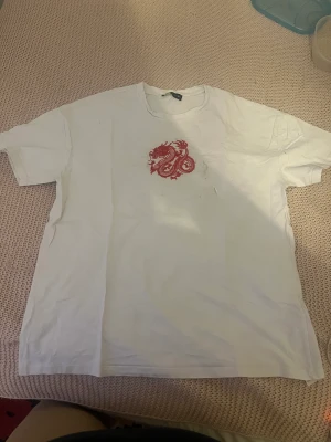 T-shirt - En vit oversize t-Shirt riktigt gullig och fin men inte min stil har använt få tals gånger men har en liten fläck på tröjan men inget man bryr sig