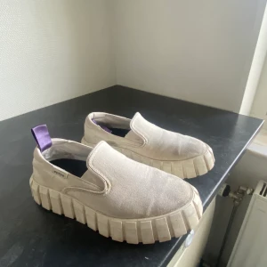 Eytys  - Säljer mina vita eytys då dem är lite stora för mig, köpta i somras. Skorna är i storlek 39. Nypris 1200, säljer för 500 och köpare står för frakt💕