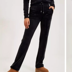 juicy byxof - SÄLJER MINA NYA JUICY I NYSKICK! storlek S och är på gränsen till för korta på mig som är 173 typ, köp direkt för 900 inklusive frakt men pris kan diskuteras!