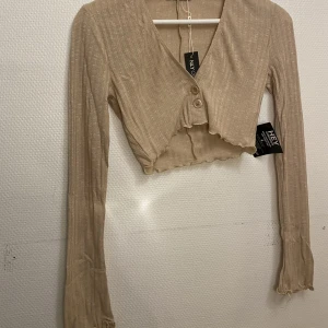 Helt ny festtopp  - Helt ny beige festtopp med lapparna kvar. Skicka pm för fler frågor❣️❣️