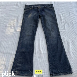 Jeans - jätte snygga lågmidjade bootcut jeans från wrangler som tyvärr inte kommer till användning eftersom de är lite för stora för mig. innerbenslängd 78, midjemått 82🫶🏼