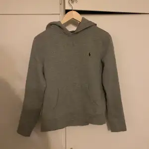 Säljer denna hoodie pga växt ut den, den är inte använd så mycket, köpt i somras. Storlek 14-16 år. Har en liten fläck, men viker man in mudden så fläckfri. 