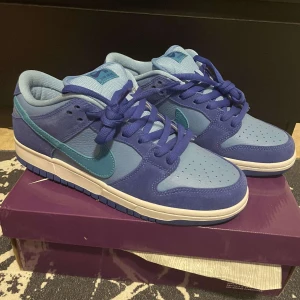 Nike Dunks Blueberry - Oanvända Nike dunks blueberry och original boxen medföljer. Inga fel i 10/10 skick.