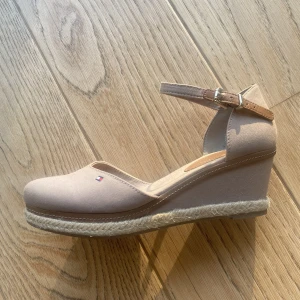 Äkta Tommy hilfiger klackar - Säljer mina fina klackar från Tommy hilfiger. Aldrig använda!! Går inte att köp längre 