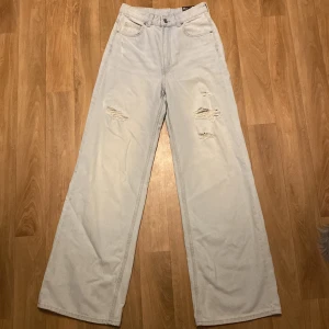 Ljusblå wide High Waist jeans - Ljusblå wide High Waist jeans med hål på knäna. Helt nya och är endast provade. 