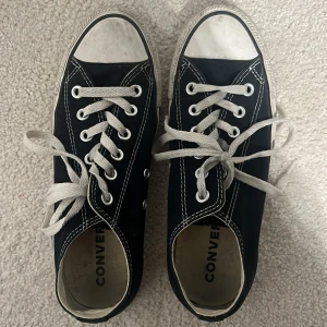 Converse  - Säljer två par låga converse som behöver en ny ägare. Den svarta är i storlek 39
