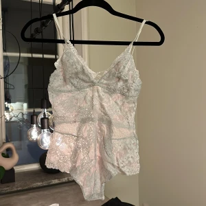 Body - Vit spets body 