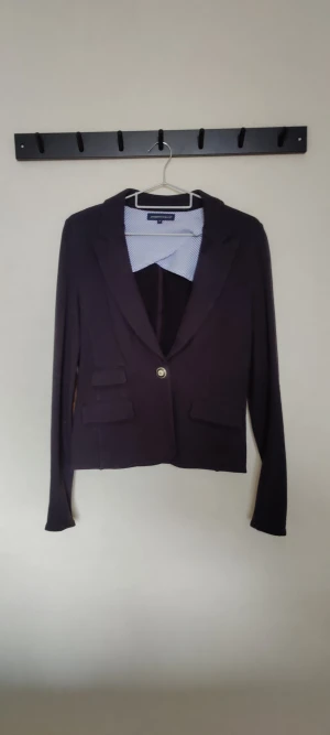 Kavaj - Mörkblå kavaj o knappt använd. Figursydd och går till höften och har sammets lappar på armbågarna.