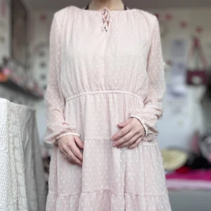 Chiffongklänning i puderrosa  - Finaste chiffonklänningen i puderrosa 😭 Storlek 46, H&M divided. Älskad och använd men i fint skick. Midja: 85cm, så skulle snarare säga 44 i storlek. Frakt tillkommer. 