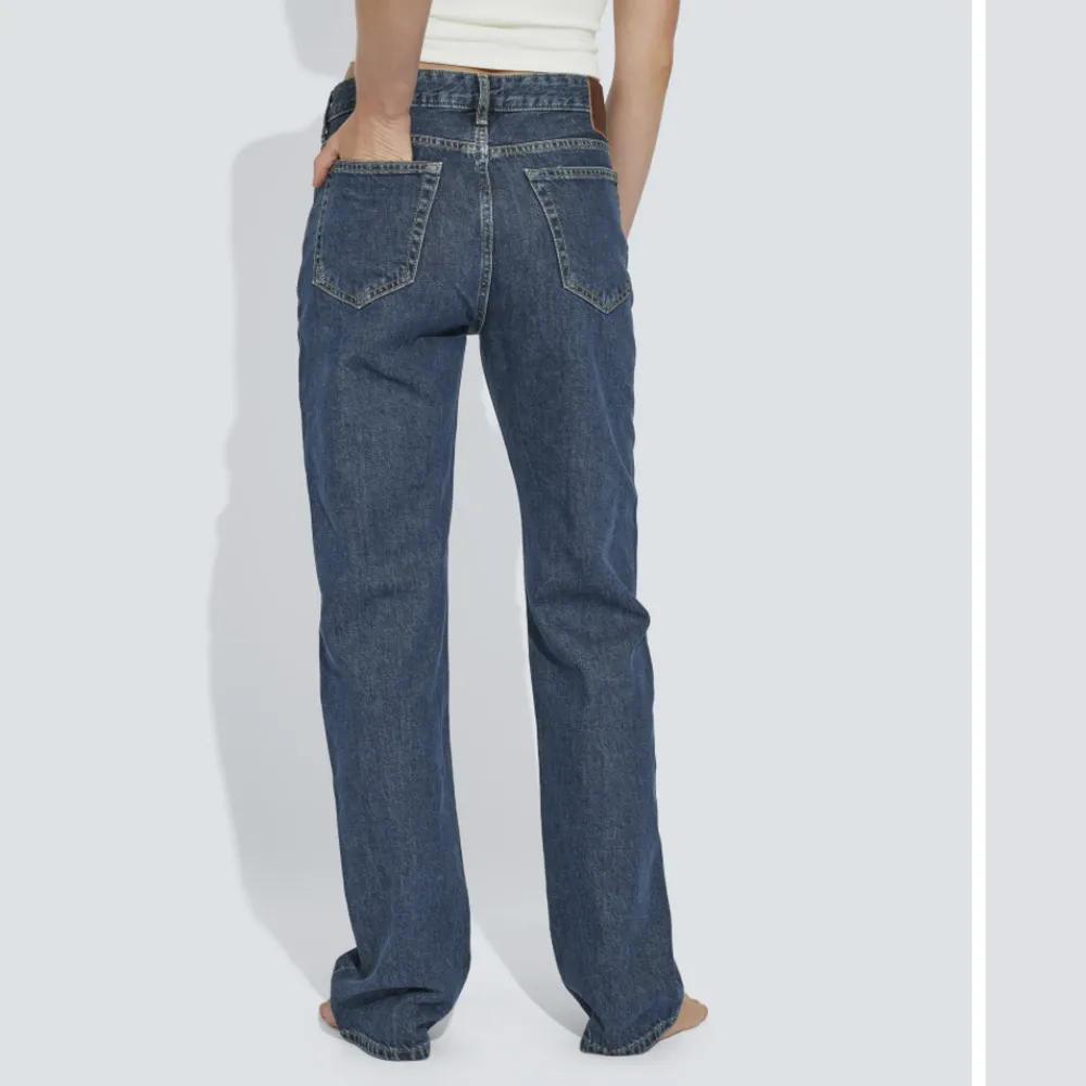 Säljer mina ”Low waist straight 570” jeans från bikbok. Supersnygga jeans men tyvärr lite för stora för mig. Säljer för 250kr inkl frakt.. Jeans & Byxor.