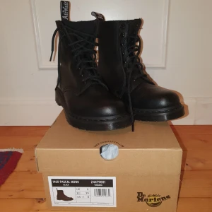 Dr Martens Pascal 1460 Virginia i nyskick - PRIS INKL FRAKT Helt i nyskick då de är för stora för mig. Så mjuka och sköna. Snyggt och bekvämt med det mjuka skinnet. Gör att du kan spänna åt vid ankeln så det ser snyggt ut till kjol och klänningen. 