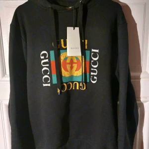 Svart hoodie från Gucci, oanvänd. - Äkta hoodie från Gucci i nyskick.  Storlek M  Prislapp och tagg kvar,  Nypris ca 10.000 :-  Säljs för 5.500:-