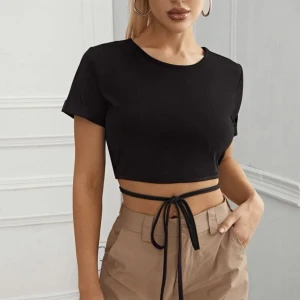 Crop top med snörning  - Kort t shirt med snörning. Storlek S /M.