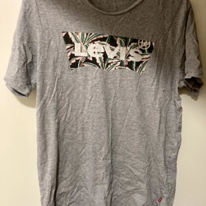 Levis T-shirt, Man, Stl S, Fint skick!  - Levis T-shirt i stl S, Man, Fint skick, komplett tryck, inget att anmärka på, bara att stryka sen som ny :)   Samfraktar, kolla in mina andra annonser! :)