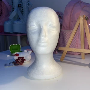Plast huvud för peruker nummer 2 - Säljer plast huvud för att jag inte använder den längre. Super fint skick. Perfekt för att sätta peruker på.   För mer info/bilder kontakta mig. Tar enbart Swish. 