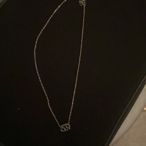 Cancer halsband   - Säljer ett jätte fint halsband med cancer/kräftan stjärntecknet 💗 säljer då jag använder guld smycken och detta är silver. Använd typ 1 gång och inga defekter. 
