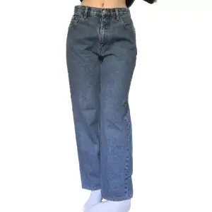 Vintage jeans från Red Rock, liknar Levi’s 550! Insydda i midjan. Midjemått 78 cm Innerbenslängd 76 cm