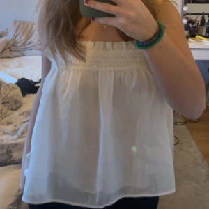 Blus  - Säljer denna superfina blus från mango! Perfekt till sommaren🌸 Andvänt fåtal gånger så bra skick!! Storlek M men passar även XS/S 