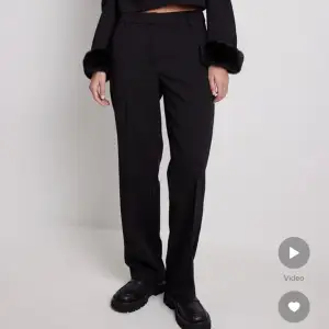 Svarta kostymbyxor från NA-KD i storlek 34. Använda två gånger. Säljes för jag har flera stycken. 