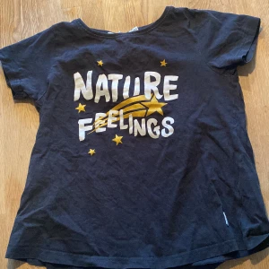 Säljer denna svarta tröja - Säljer dennna svarta tröja i storlek 140. 