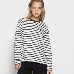 carhartt tröja - endast testad carhartt tröja i storlek s. nypris 600kr men säljer för 300kr. köparen står för frakten💗