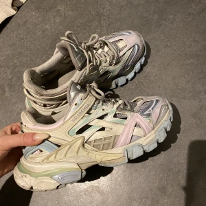 Balenciaga Track 2 - Balenciaga Track 2 Multicolor/light blue/pastelle Köpta på SVmoscow för 739€, låda finns med dustbag Använda, lite slitage i hälen samt lite på utsidan Superbekväma, skriv innan ni köper, pris kan diskuteras