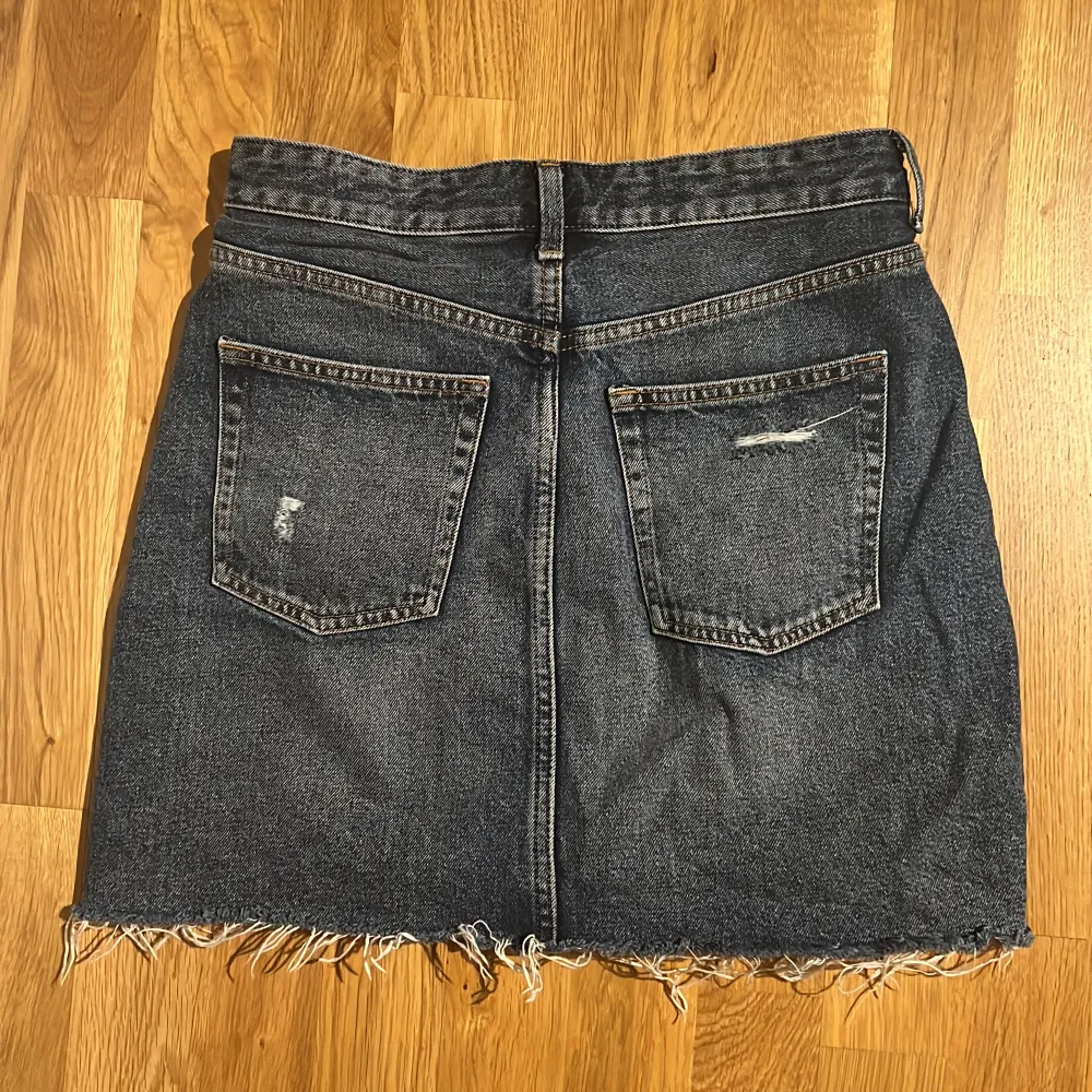 Säljer min jeans kjol men lite slitningar ,som ny💖pris 200+frakt stolek 36. Kjolar.