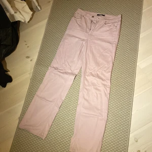 Ljusrosa jeans  - Söta rosa vida jeans från bikbok. 