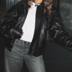 Läder Bomberjacka  - Populär bomberjacka i läder!!! Knappt hunnit användas. Passar flera storlekar, s-xl💛*lånade bilder