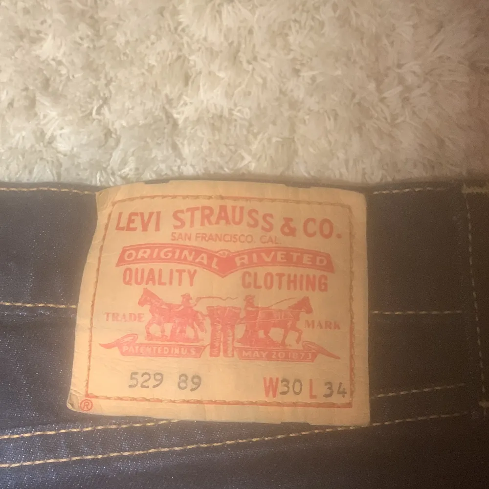 Skit snygga mörkblåa Levis jeans. vida i benen/bootcut. Väldigt lågmidjade . Jeans & Byxor.