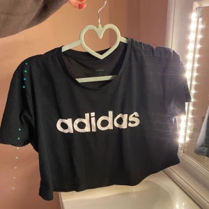 Croptop från adidas - Croppad top från adidas, använd enstaka gång🥰